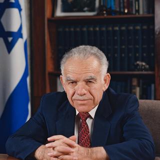 Yitzhak Shamir, Premier ministre israélien entre 1983 et 1984 puis entre 1986 et 1992, s'est éteint à 96 ans le 30 juin. Il était l'un des leaders historiques de la droite nationaliste. [Yaacov Saar]