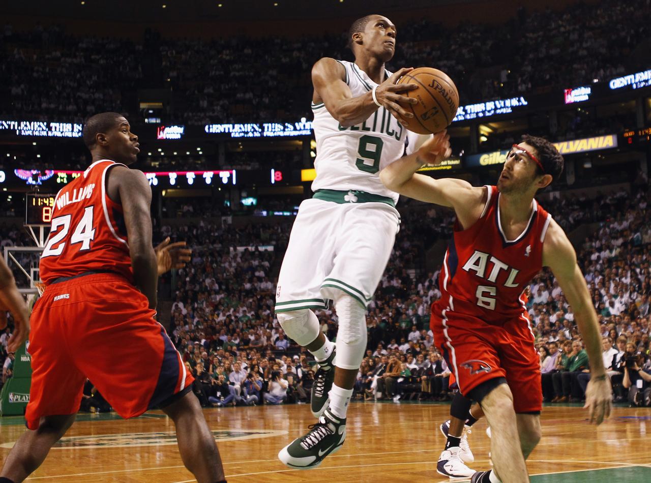 Rajon Rondo (9) a réussi un triple-double à sa rentrée de suspension. [Reuters - Brian Snyder]