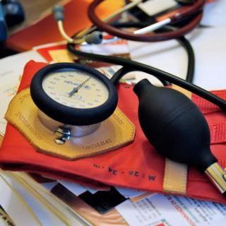 Un tensiomètre et un stéthoscope dans un cabinet médical.