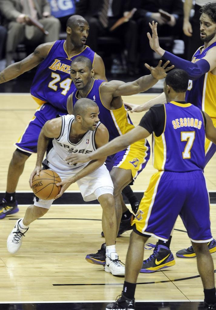 Tony Parker tente de trouver son chemin dans la défense des Lakers. [Keystone - Bahram Mark Sobhani]