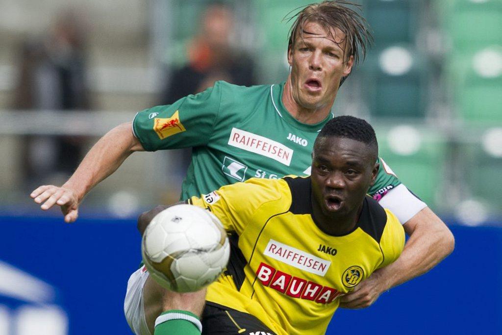 XPhilippe Montandon, hinten, von St. Gallen spielt um den Ball mit Emmanuel Mayuka von Bern am Super League Fussballspiel FC St. Gallen gegen BSC Young Boys am Sonntag, 15. Juli 2012 in der AFG Arena in St. Gallen. (KEYSTONE/Ennio Leanza) [Ennio Leanza]