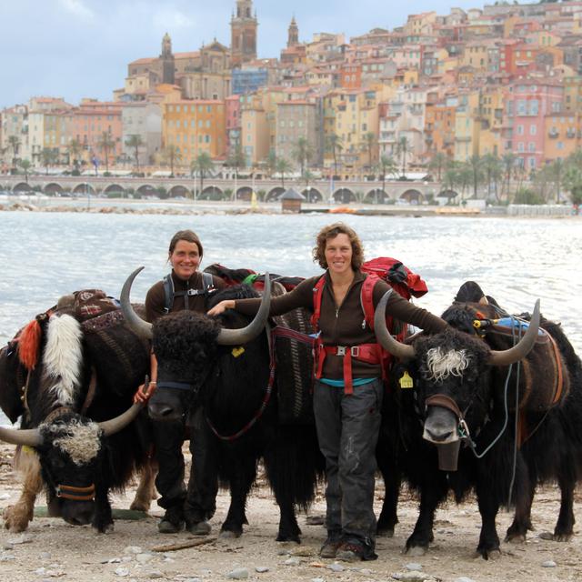 Après avoir traversé les Alpes avec leurs trois yaks, Sonja Mathis et Rosula Blanc ont rallié Menton à l’automne 2011. [Rosula Blanc]