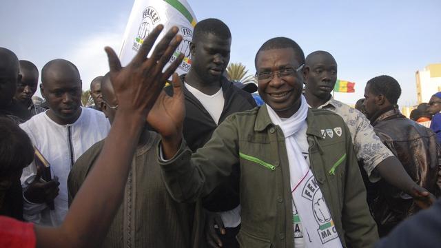Le chanteur et candidat Youssou N'Dour salue des sympathisants durant le rassemblement pré-électoral de Dakar, le vendredi 27 janvier 2012. [Keystone - ALIOU MBAYE]