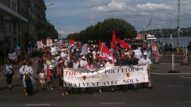 Environ 300 manifestants ont pris part au mouvement samedi à Genève. [RTS Genève]