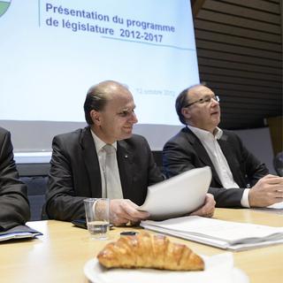 Pascal Broulis (gauche), Philippe Leuba et Pierre-Yves Maillard, présentent le programme gouvernemental 2012-2017. [Laurent Gilliéron]