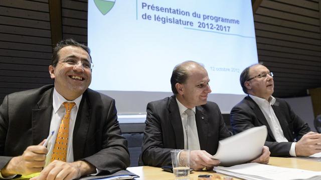 Pascal Broulis (gauche), Philippe Leuba et Pierre-Yves Maillard, présentent le programme gouvernemental 2012-2017. [Laurent Gilliéron]