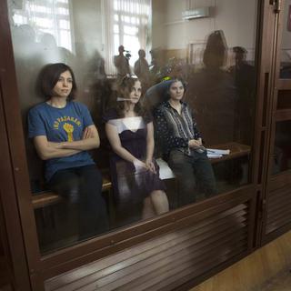 Nadezhda Tolokonnikova (à gauche) a dénoncé un procès stalinien. [KEYSTONE - Alexander Zemlianichenko]