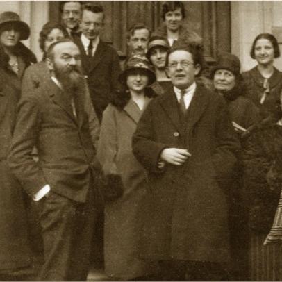 Portrait de groupe avec Pierre Bovet (1878-1965) (au premier plan à gauche, avec une grande barbe) et Jean Piaget (1896-1980) (au premier plan à droite, avec les lunettes), devant la porte de l’Institut Jean-Jacques Rousseau à Genève en 1925 [wikimedia]