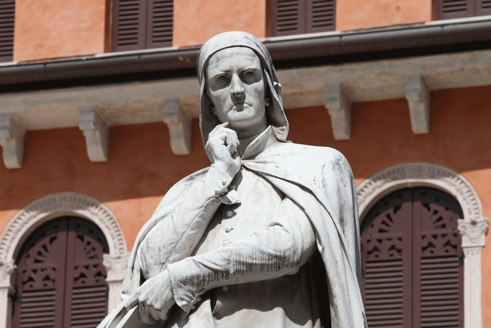 Statue de Dante Alighieri à Verone (Italie). [Gennaro Coretti]