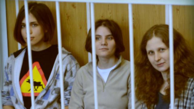 Nadejda Tolokonnikova, 22 ans, Ekaterina Samoutsevitch, 29 ans, et Maria Aliokhina, 24 ans, sont membres du groupe féministe punk "Pussy Riot". Jugées depuis lundi pour "hooliganisme motivé par la haine de la religion", elles encourent jusqu'à 7 ans de prison. [Madeleine Leroyer]