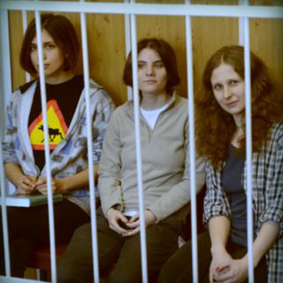 Nadejda Tolokonnikova, 22 ans, Ekaterina Samoutsevitch, 29 ans, et Maria Aliokhina, 24 ans, sont membres du groupe féministe punk "Pussy Riot". Jugées depuis lundi pour "hooliganisme motivé par la haine de la religion", elles encourent jusqu'à 7 ans de prison. [Madeleine Leroyer]