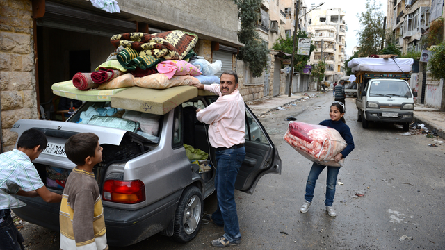 Des civils d'Aleppo (nord) profitent de la trêve prévue pour plier bagages. [Philippe Desmazes]