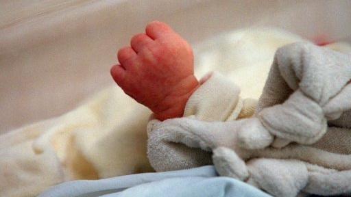 Un bébé dort dans un hôpital