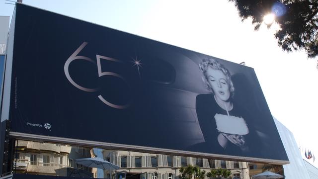 A l'entrée du Palais des festivals, l'imposante banderole annonce la couleur: Cannes 2012 sera glamour. Qui d'autre que Marilyn pour incarner cette tendance, elle qui continue à fasciner 50 ans après sa mort?