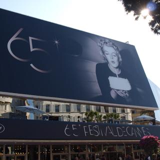A l'entrée du Palais des festivals, l'imposante banderole annonce la couleur: Cannes 2012 sera glamour. Qui d'autre que Marilyn pour incarner cette tendance, elle qui continue à fasciner 50 ans après sa mort?