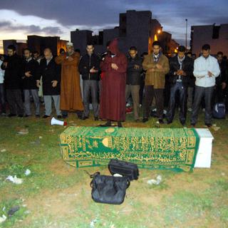 Prière collective à Rabat le 24 janvier 2012, autour du cercueil d'un chômeur qui vient de s'immoler par le feu.