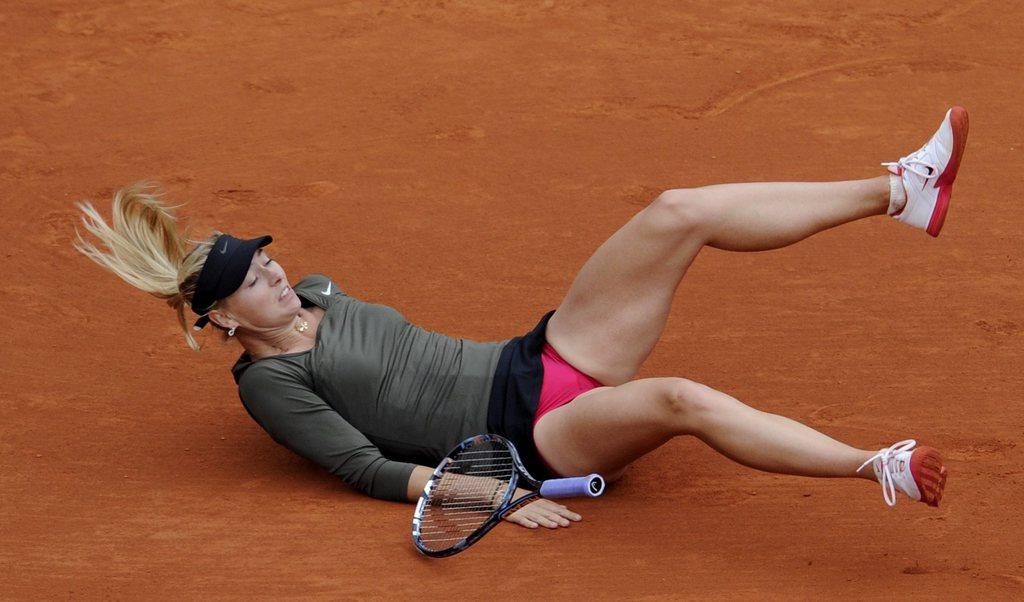Maria Sharapova a mordu la poussière. Mais, heureusement pour elle, pas définitivement et elle s'en est vite relevé. [Keystone - YOAN VALAT]
