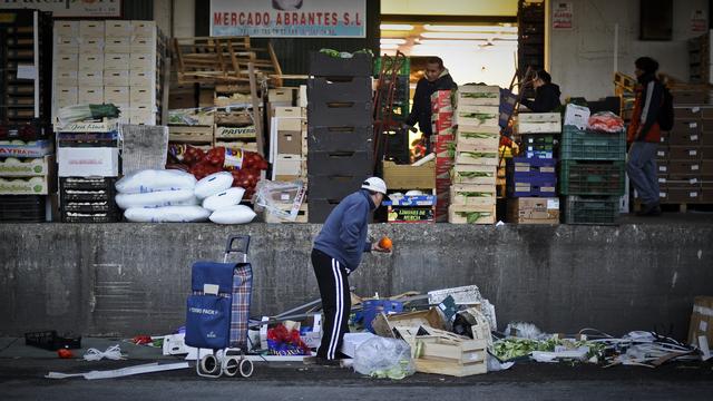 De plus en plus d'Espagnols doivent se procurer les denrées de base dans la rue. En 2010, 20,7% des habitants vivaient sous le seuil de pauvreté (correspondant à des revenus en-dessous de 60% du revenu médian) et 9,8% souffraient de grande pauvreté (moins de 40% du revenu médian). (source: Eurostat) [Pedro Armestre]