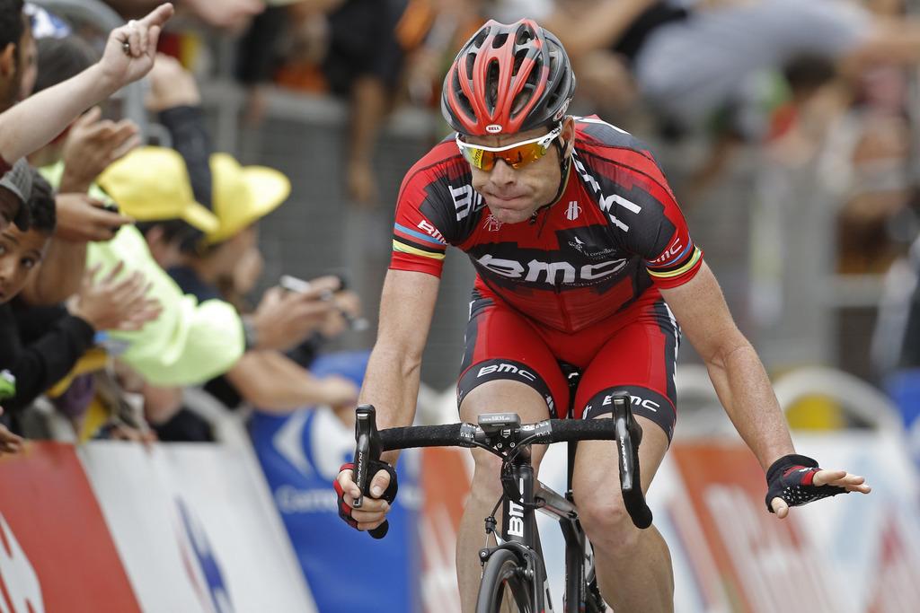 Cadel Evans of Australia acknowledges overall leader Bradley Wiggins of Britain as he crosses the finish line of the 14th stage of the Tour de France cycling race over 191 kilometers (118.7 miles) with start in Limoux and finish in Foix, France, Sunday July 15, 2012. Wiggins waited for Evans who was distanced by the pack with a flat tyre. (AP PhotoLaurent Cipriani) [KEYSTONE - Laurent Cipriani]