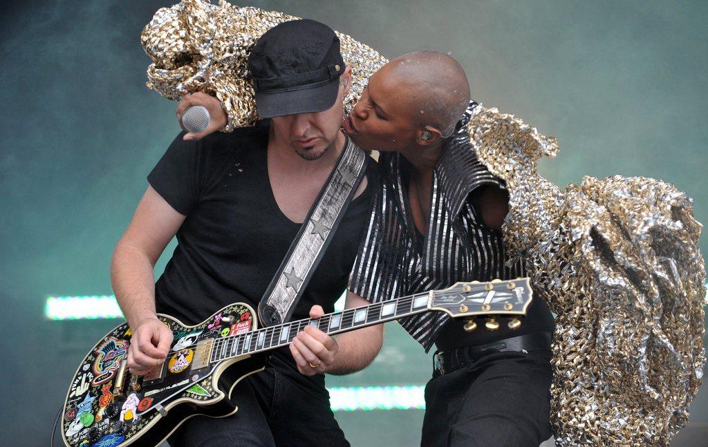 La chanteuse Skin avec son guitariste Martin Ivor Kent. [KEYSTONE - Carmen Jaspersen]