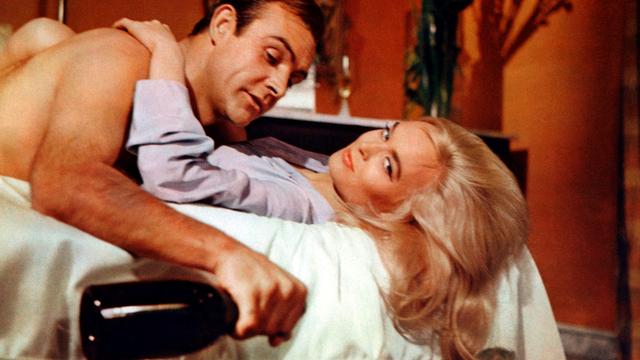 James Bond, le symbole de la séduction, fête ses 50 ans. Ici Sean Connery avec Shirley Eaton dans "Goldfinger". [The picture desk]