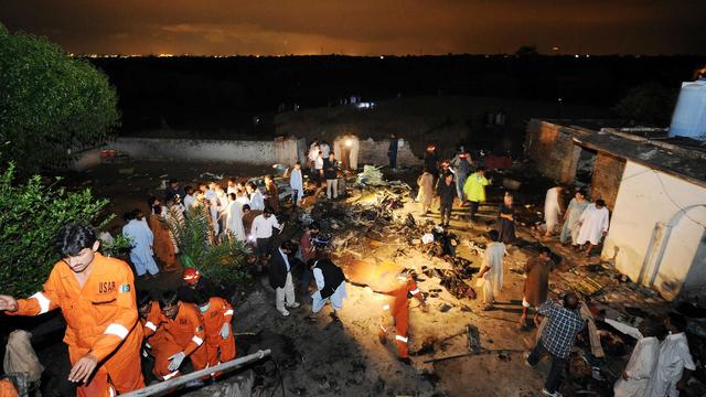 Des secouristes à la recherche de survivants sur les lieux du drame à Rawalpindi, près d'Islamabad.