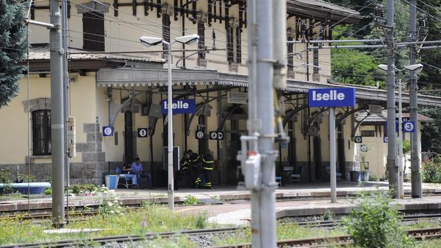 Une vue de la gare d'Iselle proche de l'entree sud du tunnel du Simplon, réouvert au trafic ce samedi à midi. [Keystone - Jean-Christophe Bott.]