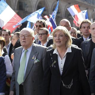Le Pen père et fille ont défilé en l'honneur de Jeanne d'Arc à Paris.