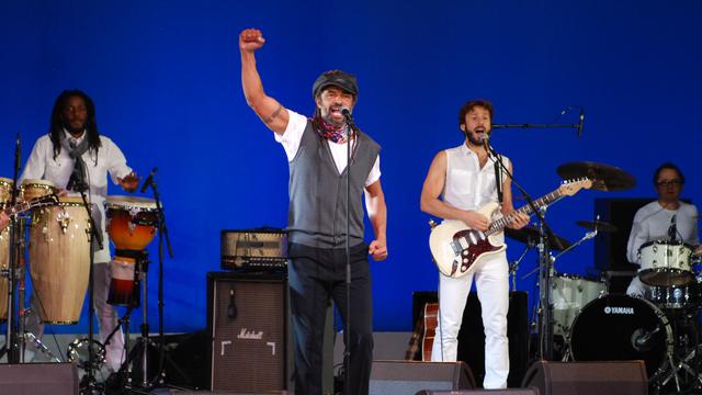 Yannick Noah chante lors du meeting de François Hollande au Bourget le 22 janvier 2012. [Alain Figus]