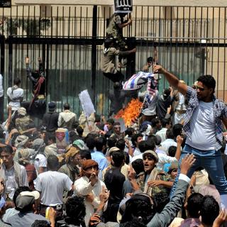 Des drapeaux américains ont été brûlés devant l'ambassade américaine à Sanaa, au Yémen. [Yahya Arhab]