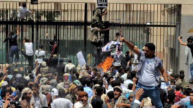Des drapeaux américains ont été brûlés devant l'ambassade américaine à Sanaa, au Yémen. [Yahya Arhab]