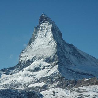 Le Cervin est sans doute la montage la plus connue de Suisse. Culminant à 4478 mètres d'altitude, le Cervin fait partie de la culture populaire suisse.