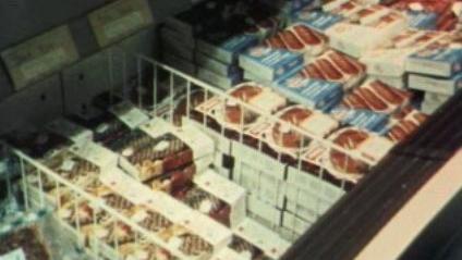 Des aliments surgelés dans un supermarché [TSR 1978]
