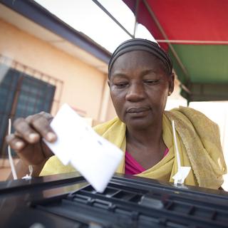 Une femme déposant son bulletin de vote au Ghana, ce samedi 8 décembre. [Gabriela Barnuevo / AP Photo]