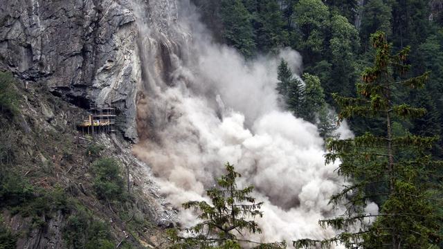 Pour faire exploser la roche, quelque 300 kilos d'explosifs ont été déposés dans 25 trous creusés dans la falaise. [Urs Flueeler]