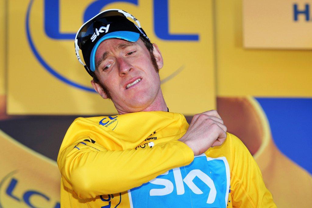 Wiggins est le deuxième coureur à revêtir le maillot jaune du TdF 2012 après Cancellara. [YORICK JANSENS]