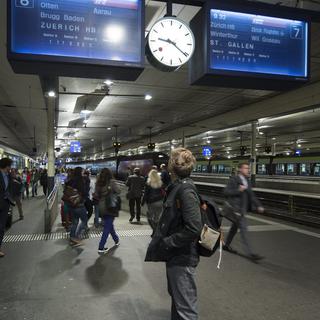 Des voyageurs à la gare de Berne, ce lundi 15 octobre 2012. [Peter Schneider]