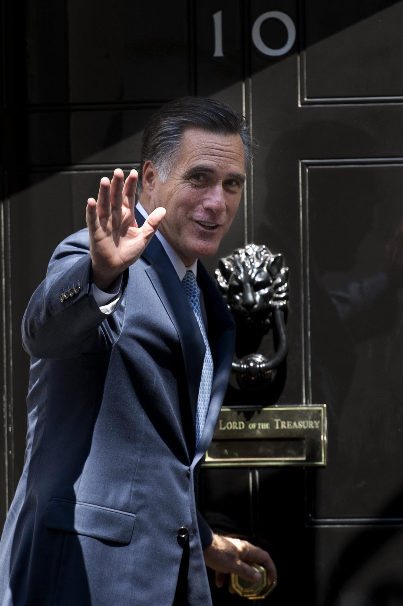 Mitt Romney à l'entrée du 10, Downing Street. [AFP - Ben Stansall]