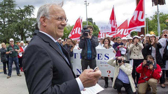 Johann Schneider-Ammann a rendu visite aux grévistes, sur la Place des Nations. [Salvatore Di Nolfi]