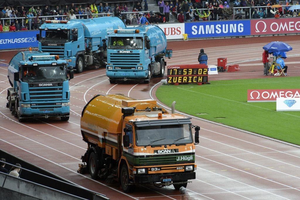Uniques en Suisse, ces machines grisonnes tentent de sécher la piste zurichoise avant le début de la compétition. [KEYSTONE - LAURENT GILLIERON]