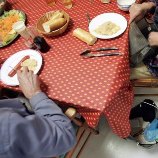 Repas pris en commun et préparé par les pensionnaires. [Patrick Valasseris]