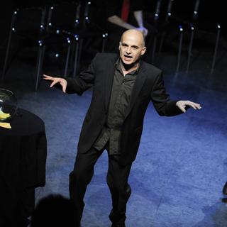 Philippe Cohen dans son spectacle "Danse avec les mots  ou "Le Ballet Improvisé" ". [theatre-confiture.ch - Anke Baerg]