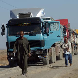 Contrôle des camions en provenance du port iranien d'Al-Shib, à la frontière irakienne. [Essam Al-Sudani]