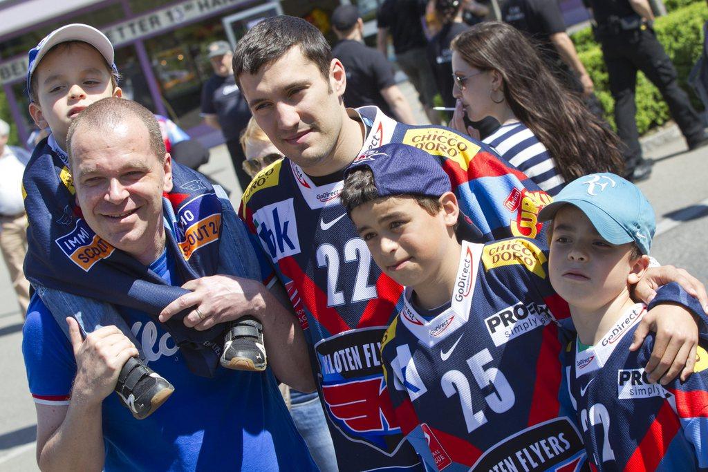 Victor Stancescu, qui pose avec sa famille, a créé une association, «Flyers Forever Players», avec d'autres coéquipiers. Ils veulent sauver leur club de la tourmente financière. [KEYSTONE - ALESSANDRO DELLA BELLA]