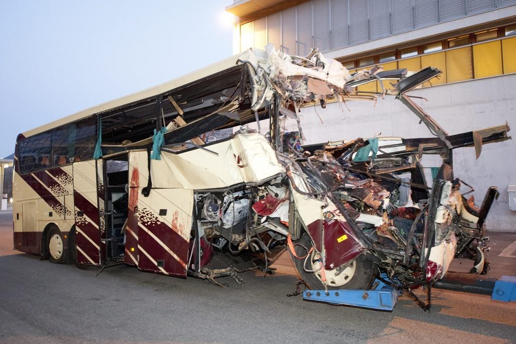 Les images du car belge accidenté témoignent de la violence du choc. [KEYSTONE - Laurent Gillieron]