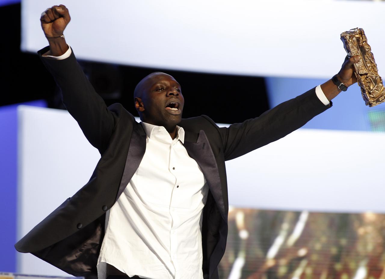 Omar Sy n'a pas caché sa joie en recevant sont César. [REUTERS - � Benoit Tessier / Reuters]