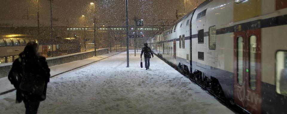 Le froid et la neige ont entraîné lundi la suppression de plusieurs trains et de nombreux retards. [Gaetan Bally]