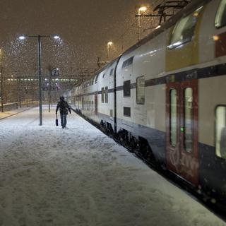 Le froid et la neige ont entraîné lundi la suppression de plusieurs trains et de nombreux retards. [Gaetan Bally]