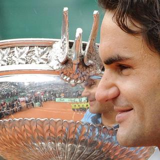 Le 7 juin 2009, Roger Federer remporte la finale du tournoi de Roland-Garros face à Robin Soderling, remportant le seul Grand Chelem qui manquait à son palmarès. [Horacio Villalobos]