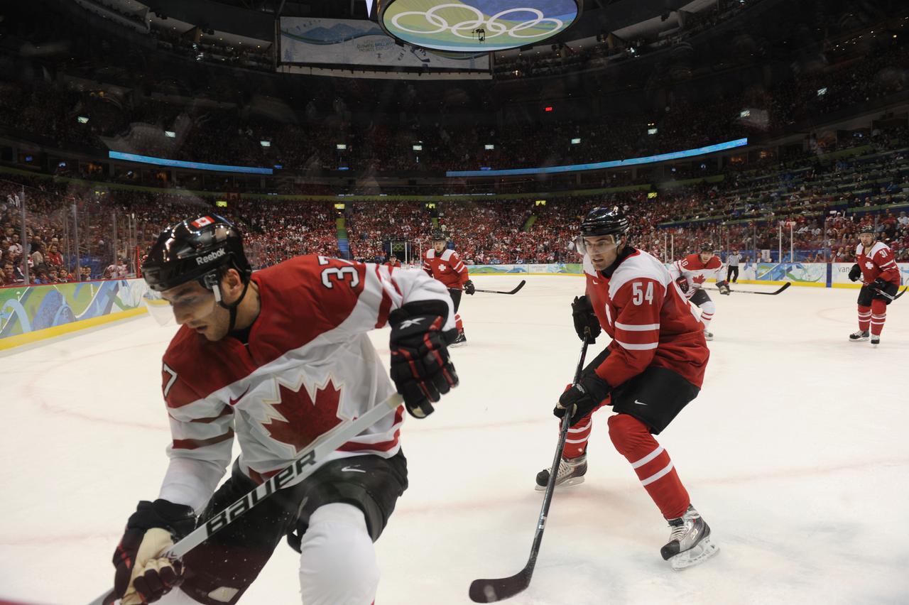 Bergeron à la lutte avec Furrer lors des JO de Vancouver en 2010. [Urs Bucher - Urs Bucher /EQ Images]